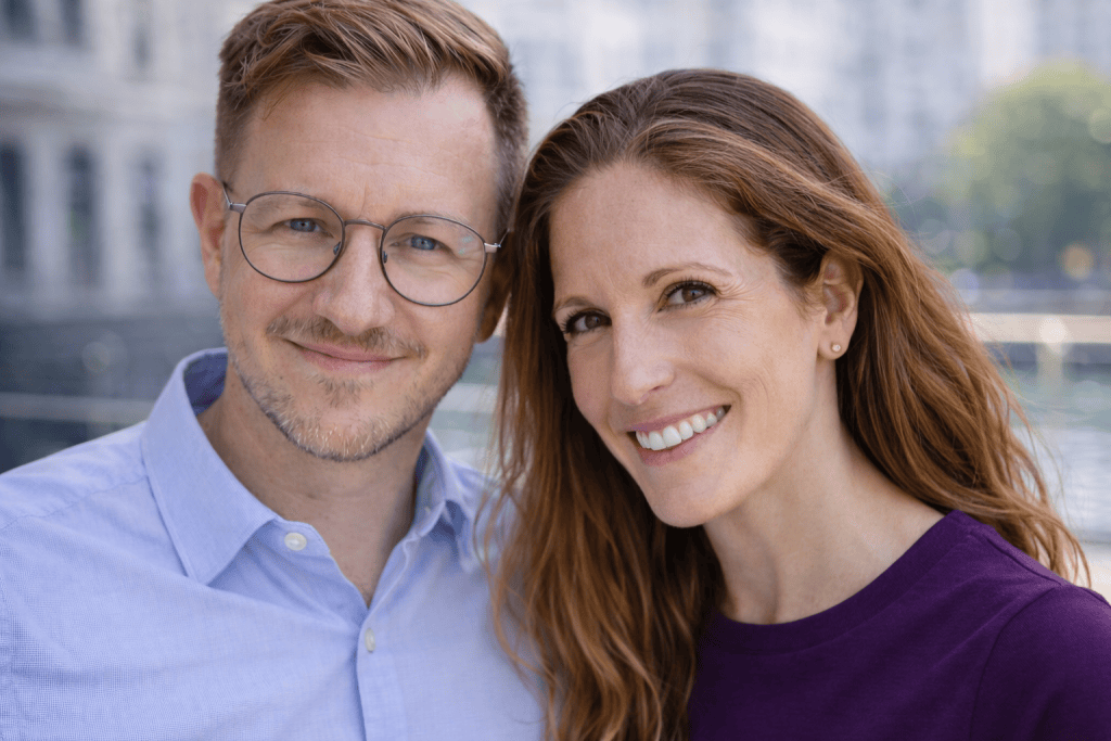 Ein glückliches Paar zeigt, wie Familien durch finanzielle Bildung und Beratung beim Aufbau eines soliden Finanzplans profitieren können.